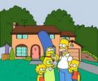 Springfield evinin önünde Simpsons ailesi